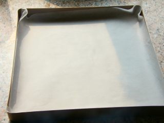 11、抹茶漩涡蛋糕,11．	烤盘铺油纸或者耐高温油布。