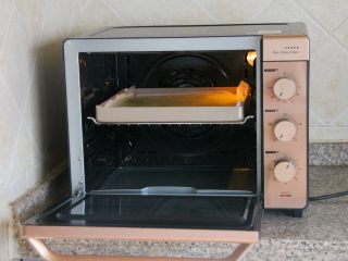 14、抹茶漩涡蛋糕,14．	把烤盘放到预热好的烤箱内。