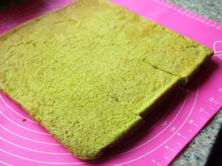 17、抹茶漩涡蛋糕,17．	晾凉之后把蛋糕片分成三个等份。