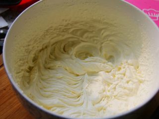 18、抹茶漩涡蛋糕,18．	300克淡奶油混合30克白砂糖打发到奶油不流动并且足够硬的状态。