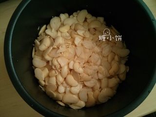 2、黑美人【奶香曲奇广式月饼】附:自制芸豆馅,把所有表皮都去掉,豆瓣倒入高压锅中,加入刚好没过豆瓣的水,电高压锅上汽后压30分钟,自然放气后开盖