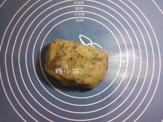 4、黑美人【奶香曲奇广式月饼】附:自制芸豆馅,取10G碎饼干和270G做好的基础芸豆馅揉合在一起即成奶香曲奇馅