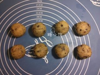 5、黑美人【奶香曲奇广式月饼】附:自制芸豆馅,分割成8个搓圆备用,每个重约35G