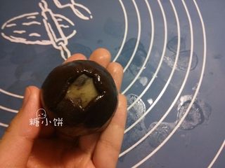 8、黑美人【奶香曲奇广式月饼】附:自制芸豆馅,将饼皮沿着馅料推开推薄,3:7的皮馅比很好包