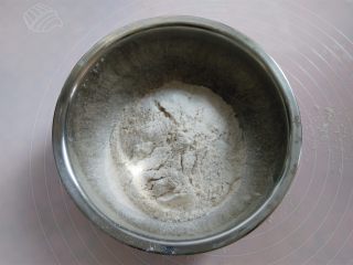 2、棉花糖淋酱饼干,面粉，咖啡粉，泡打粉混合过筛