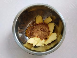 3、棉花糖淋酱饼干,黄油软化后，加入红糖、麦芽糖，打发至蓬松