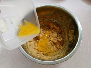4、棉花糖淋酱饼干,分两次倒入全蛋液，加一次后充分打发后再加下一次