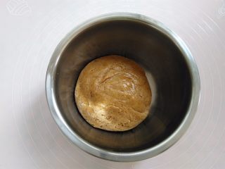 7、棉花糖淋酱饼干,把面粉和黄油糊充分混合成面团，室温下静置30分钟以上（不建议放冰箱冷藏）