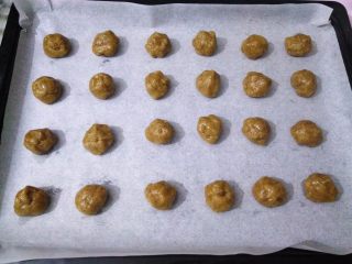 8、棉花糖淋酱饼干,把面团平均分成24个小剂子