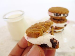 16、棉花糖淋酱饼干,吃着饼干，喝个酸奶，好悠闲的下午