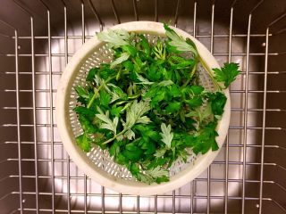2、艾叶煮鸡蛋，扫净人体恶寒,艾草洗净沥干水分。