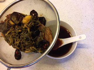 10、艾叶煮鸡蛋，扫净人体恶寒,汤汁过滤后即可饮用。