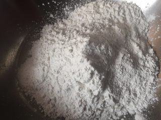 1、红豆沙冰皮月饼#中秋食饼记#,糯米粉下锅干炒