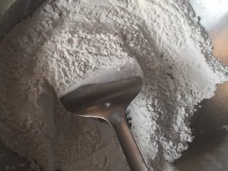 2、红豆沙冰皮月饼#中秋食饼记#,炒至微黄，熟。起锅