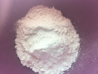 3、红豆沙冰皮月饼#中秋食饼记#,冰皮粉倒入盆中