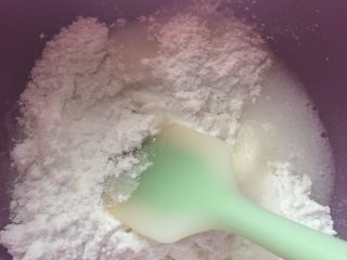 4、红豆沙冰皮月饼#中秋食饼记#,倒入开水