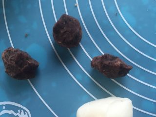 7、红豆沙冰皮月饼#中秋食饼记#,红豆用压熟，制成泥馅，成团。冰皮面成团。