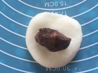 8、红豆沙冰皮月饼#中秋食饼记#,冰皮制成皮，红豆沙放中间