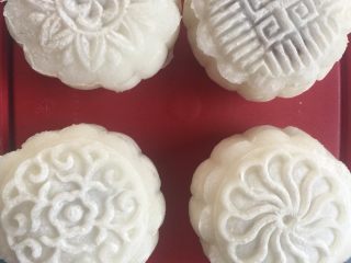 11、红豆沙冰皮月饼#中秋食饼记#,放入冰箱一小时后就可享用