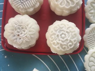 10、红豆沙冰皮月饼#中秋食饼记#,用模具制作，将熟糯米粉摸在模具上，(使其不粘模具)，然后压成型