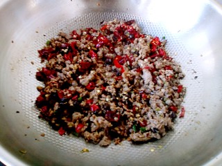 10、牛肉酱,加入豆豉炒香。