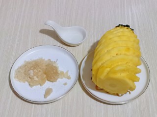1、自制零添加菠萝酱,准备食材。