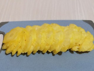2、自制零添加菠萝酱,首先将菠萝冲洗，再切片，放入器具中，加入盐再加入水泡15分钟。
