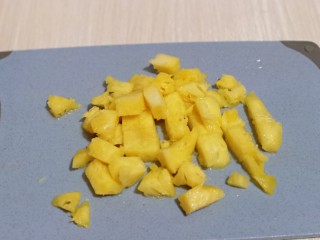 3、自制零添加菠萝酱,盐水泡好的菠萝之后再切丁，不要太大。