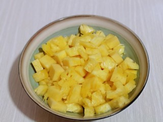 4、自制零添加菠萝酱,切好的菠萝丁放入大口器具中。