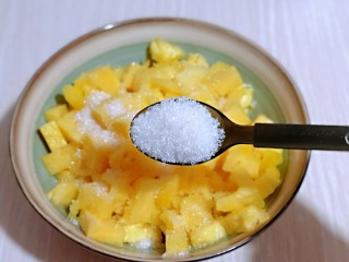 5、自制零添加菠萝酱,撒上白砂糖，腌制2小时。(天热的话，记得放入冰箱)