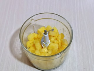 6、自制零添加菠萝酱,腌制好的菠萝放入绞肉机中。