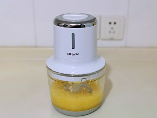 7、自制零添加菠萝酱,启动按钮，绞碎即可。