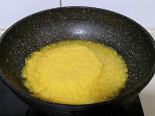 8、自制零添加菠萝酱,搅碎的菠萝倒入锅中。