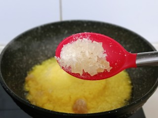 9、自制零添加菠萝酱,再加入碎冰糖，中小火慢熬，一边熬一边搅拌。