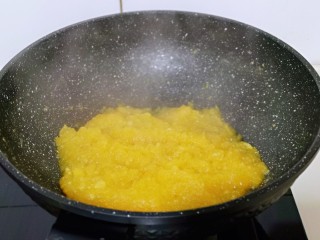 10、自制零添加菠萝酱,熬熬至没有水分为止。