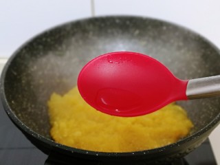 11、自制零添加菠萝酱,熬至没有水分后加入白醋，小火翻炒2分钟。(柠檬汁也可以)