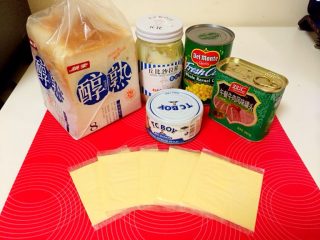 1、小当家三明治,三明治材料开碰头会中。。。