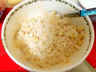 2、小当家三明治,金枪鱼、甜玉米、沙拉酱混合搅拌均匀；午餐牛肉切薄片备用