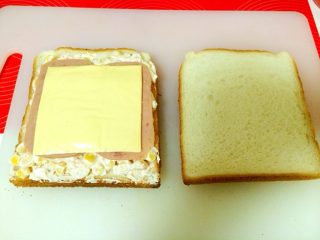 4、小当家三明治,在酱料上摆放午餐牛肉、芝士片