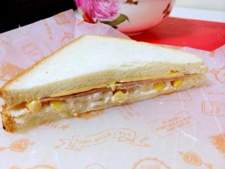 5、小当家三明治,盖上另一片面包片，用刀背压实，斜刀切开，可以吃了^_^