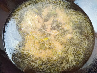 7、肉丝挂面,加入两碗水，煮开