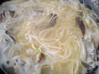 10、肉丝挂面,大火煮开