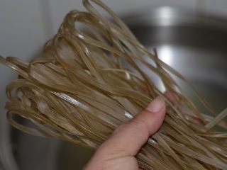 1、酸辣粉，酸辣微麻好滋味,准备粉条。