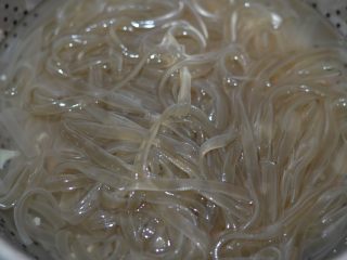 2、酸辣粉，酸辣微麻好滋味,提前用冷水泡软，或者用温水短时泡软。