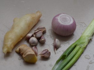 4、酸辣粉，酸辣微麻好滋味,准备葱姜蒜等小料，另备喜欢的青菜。