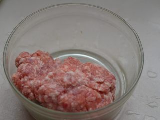 5、酸辣粉，酸辣微麻好滋味,准备肉末。