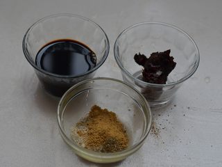 6、酸辣粉，酸辣微麻好滋味,酱油，豆瓣酱，五香粉，白胡椒粉。