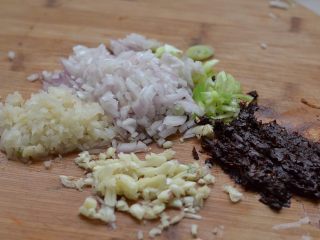 7、酸辣粉，酸辣微麻好滋味,小料切碎，豆瓣酱也切碎。