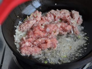 8、酸辣粉，酸辣微麻好滋味,炒锅倒油，炒香部分小料，下肉末炒散。