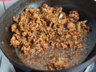 11、酸辣粉，酸辣微麻好滋味,小火炒香。